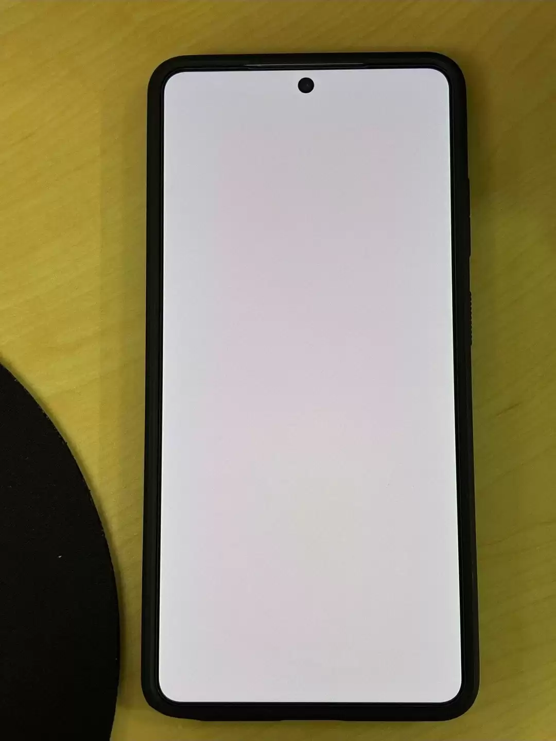 用户反馈三星Galaxy S26 Ultra手机中间屏幕泛红，外媒推测关联“隐私屏幕”机制