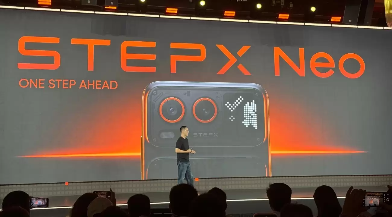 阶跃星辰发布全球首款大模型原生智能体手机STEPX Neo