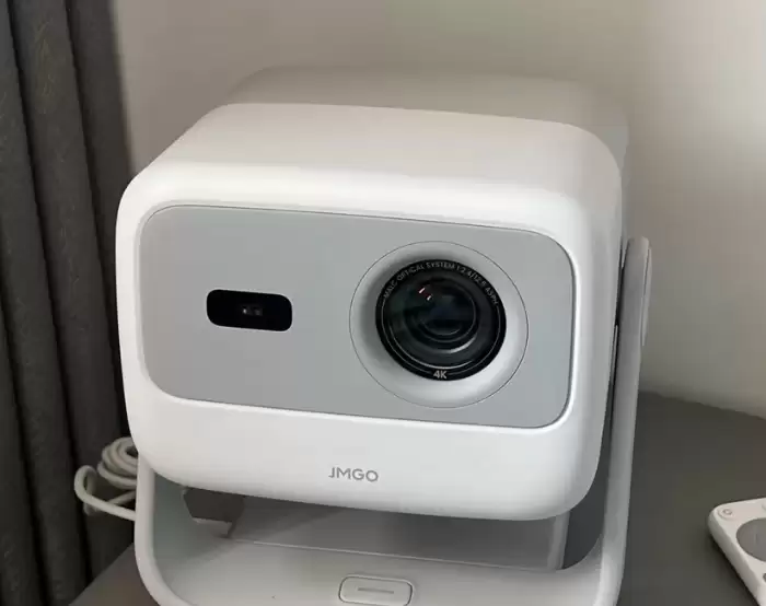 【租房投影仪推荐平价不妥协】这款三色激光投影成租客首选