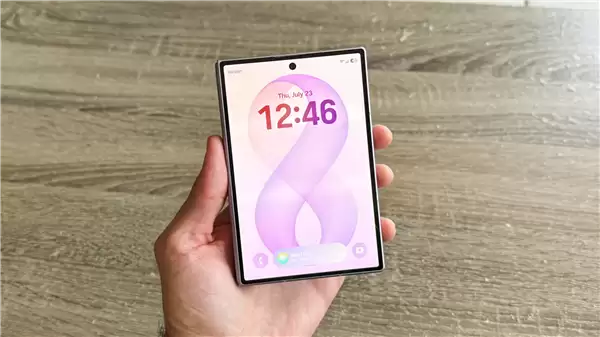 安卓首款阔折叠站稳脚跟！三星Galaxy Z Fold8预订量冲破百万大关