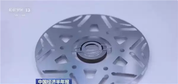 比A4纸还薄 能对折出钢铁版纸飞机!我国高端钢材突破 可用于手机、5G基站等