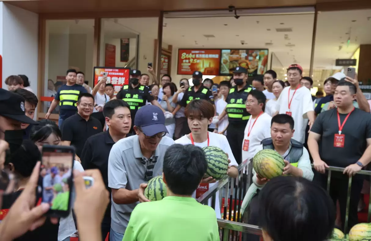 太低调了！俞敏洪郑州街头送出1000个西瓜，网友：真诚比营销更重要