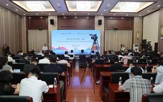 第四届纳米光子学国际会议在许昌学院举办