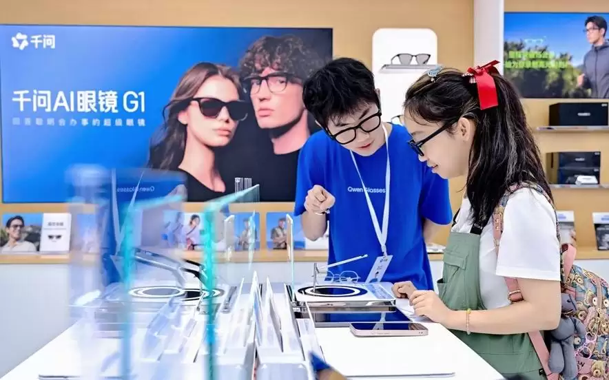 抢占C位，AI眼镜为何愿意在南京路开全国首店？