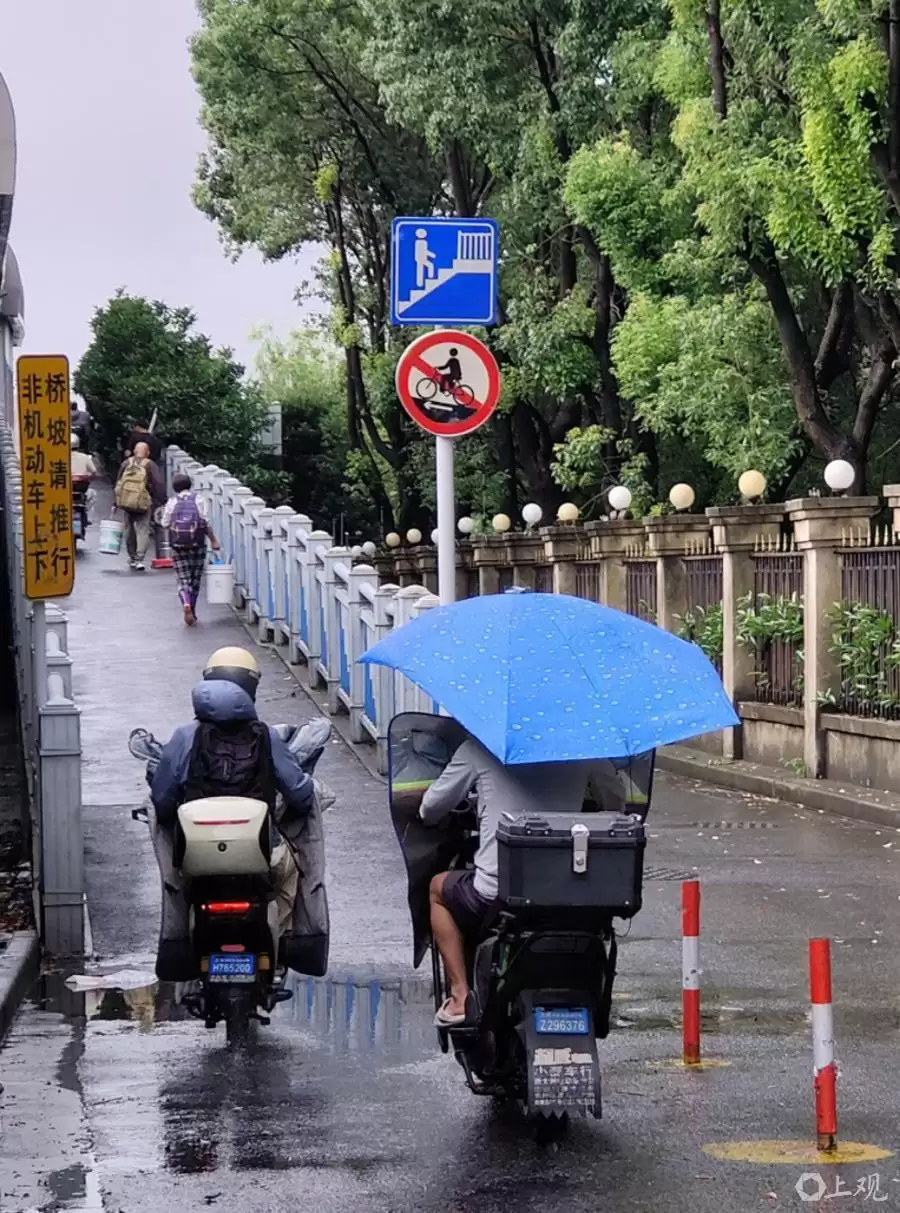 管不住管不住，还是管不住！沪上这座桥三块“禁骑牌”，“飞车族”仍横冲直撞