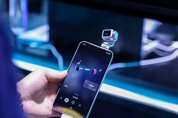 荣耀Robot Phone一机难求:黄牛加价5000元 罗巍要去拧螺丝了