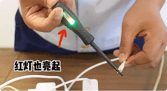 手机充电器从来没拔过 深夜短路起火 家具家电全烧毁