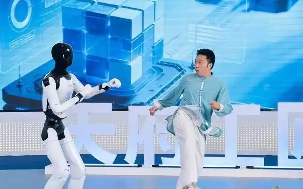 扑救、点球！“成都造”机器人样样行 《天府工匠》创新季上演“赛博足球”对决