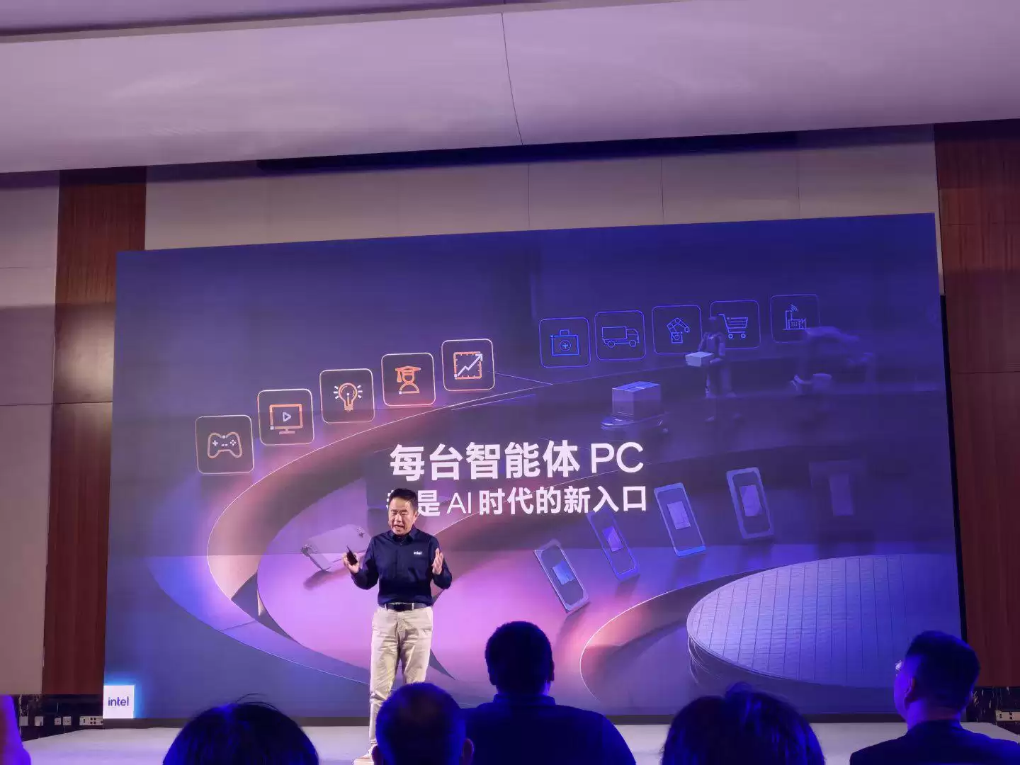 一半成本干更多活！英特尔这波玩大了：让AI PC普及