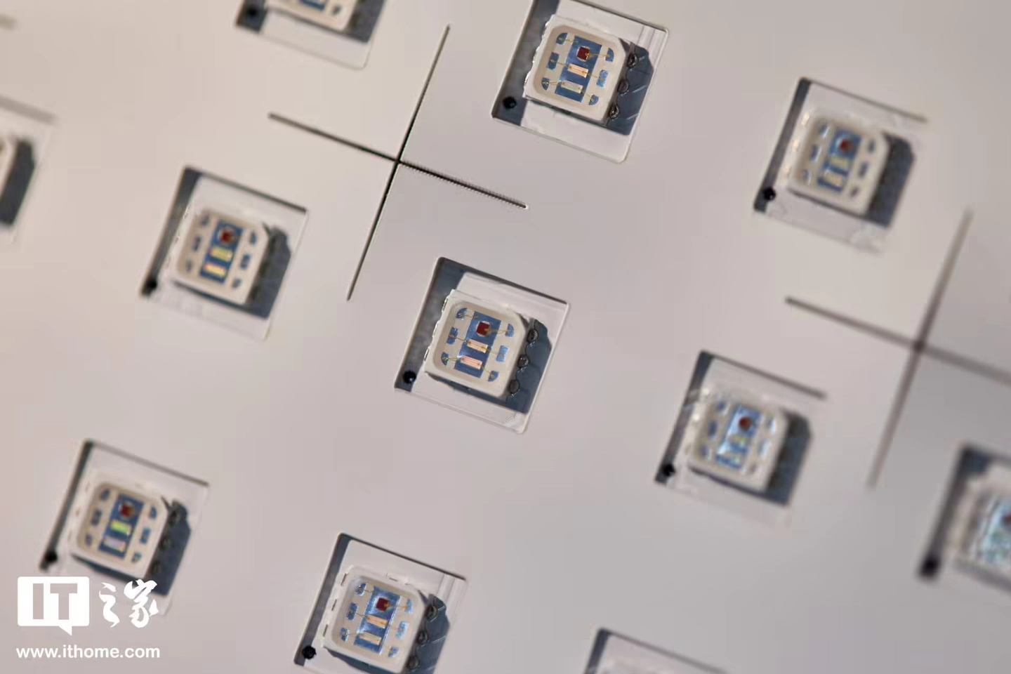 【IT之家评测室】海信 UX2026 款 RGB-Mini LED 电视体验:玲珑 4 芯真彩背光,中国技术再次定义全球彩电标准