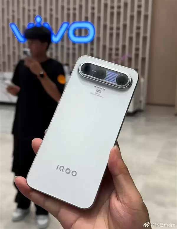 iQOO X十周年概念机亮相:骁龙8E10 Pro+15000mAh 性能党的梦想机