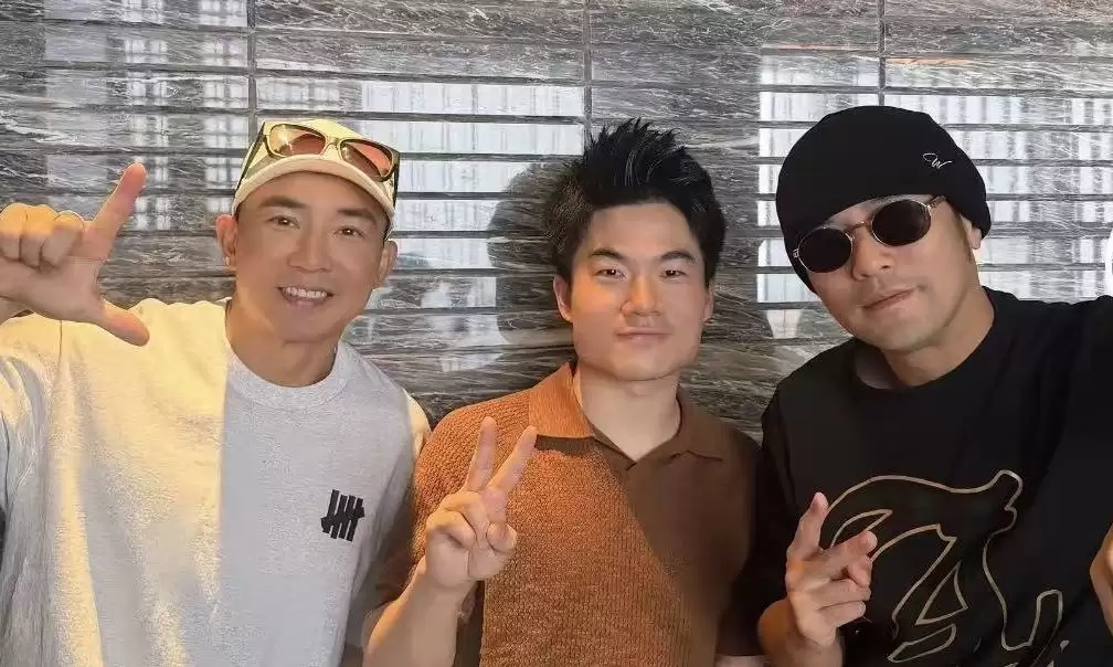董宇辉晒周杰伦合影！还和昆凌并肩逛长城，这波追星赢麻了