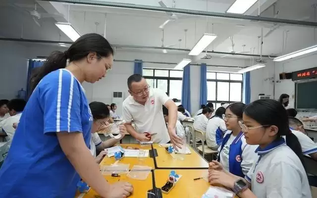 脑机接口、VR体验……暑假，点亮青少年科技梦想