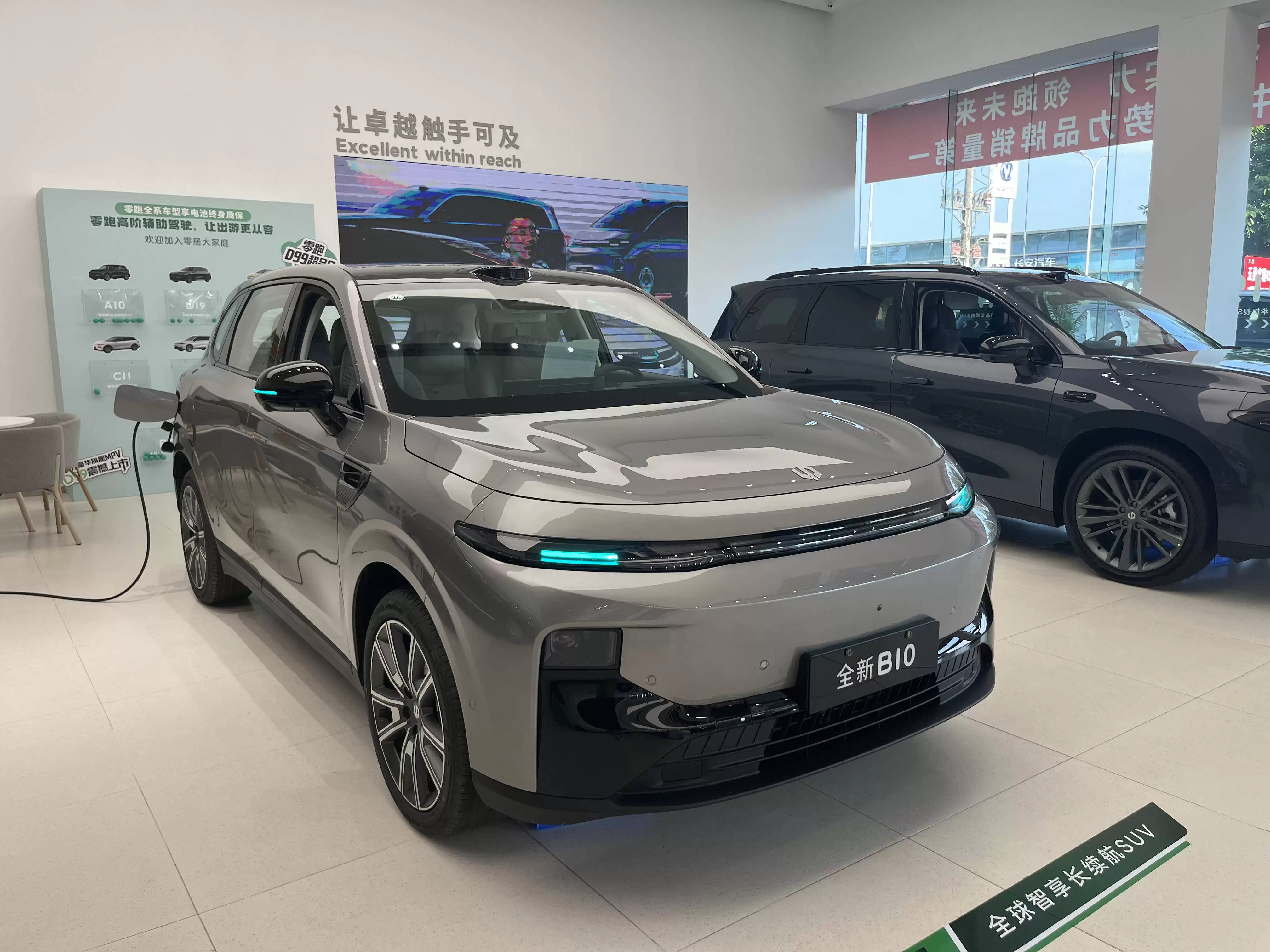 零跑全新B01与B10实车到店 新增多项配置 动力续航双升级引期待