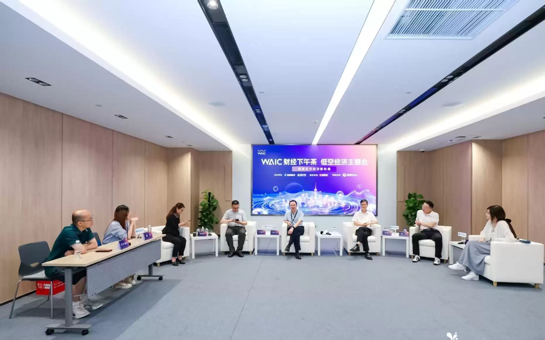 蓝鲸新闻×WAIC 2026|视频探馆、现场直播间、专场活动、私享局,邀您共赴盛会