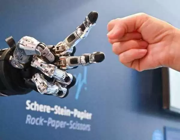 IDC:到2030年全球商用服务机器人出货量将达45.4万台 市场规模将至31.7亿美元