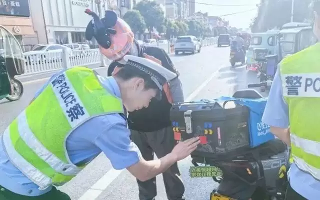 让车尾亮起来 让安全看得见