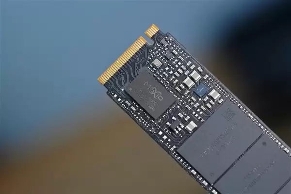 AI算力需求激增引爆存储芯片涨价潮，终端价格翻倍，行业观