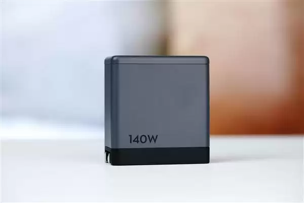 2C1A轻松充笔记本!大疆DJI power 140W 氮化镓充电图赏