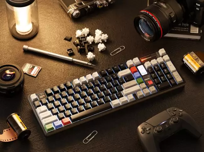 QwertyKeys 推出 QK100 Mk2 键盘：自带 LCD 副屏、触控滑条 219 美元