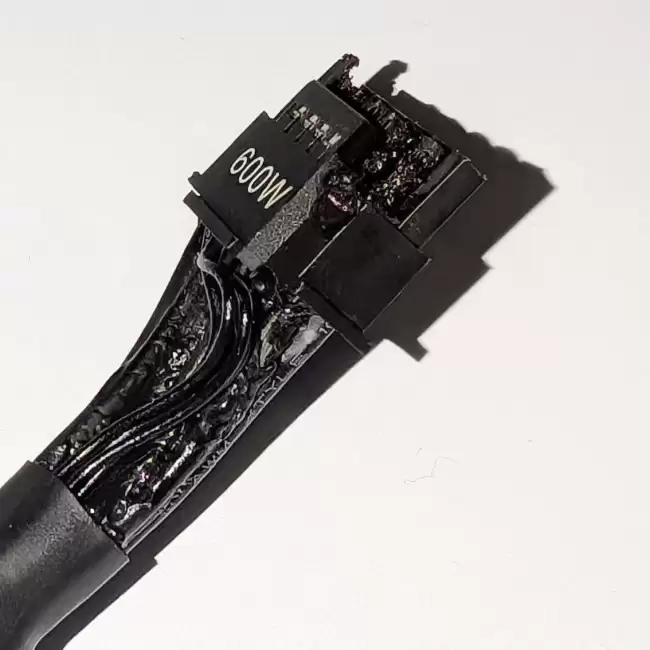 英伟达 RTX 5090 显卡再现烧熔案例：单线 12V-2x6 直连电源仍出故障
