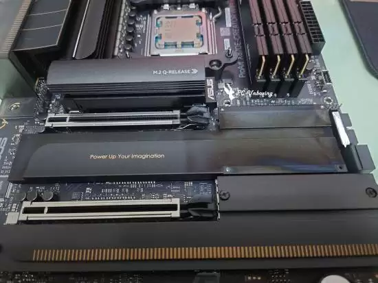 RTX 5090高功耗致主板散热片热变色，用户呼吁重负载