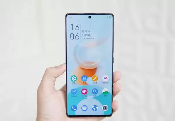 中兴 Axon30 Ultra 真机曝光，全球首款三主摄