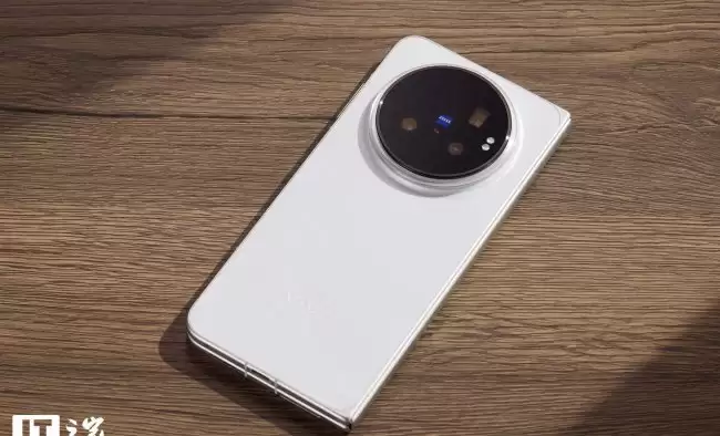 vivo X Fold6「盐湖」色彩赏析折叠旗舰的清新美学