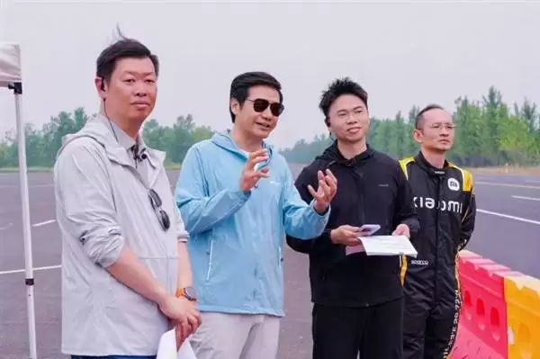 雷军盐城直播测试小米YU7：800多人团队护航，极限挑战表现亮眼