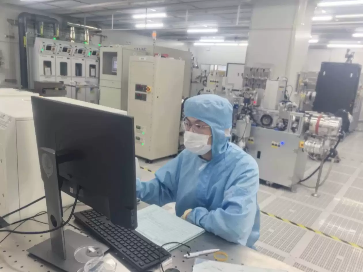 南邮光擎智算团队成员在实验室进行科研讨论与数据分析